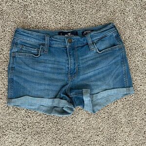 Hollister Mid Rise Shorts 3”